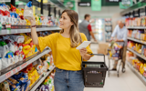 Vrouw Koopt Zak Chips In Supermarkt