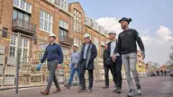 Medewerkers In De Bouw Buiten Lopend Met Helm Op