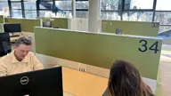 2 Mensen Overleggen Met Een Computer