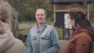 3 Personen Buiten In Gesprek