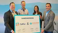 4 Mensen Houden Certificaat Vast