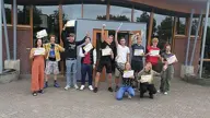 Groep Blije Jonge Mensen Met Certificaat