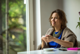 Lara Zit Aan Tafel Met Kopje Koffie In De Handen