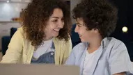 Moeder En Zoontje Samen Achter Laptop