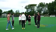 Groepje Jongeren Op Een Sportveld