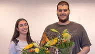 Vrouw En Man Met Bos Bloemen In De Handen